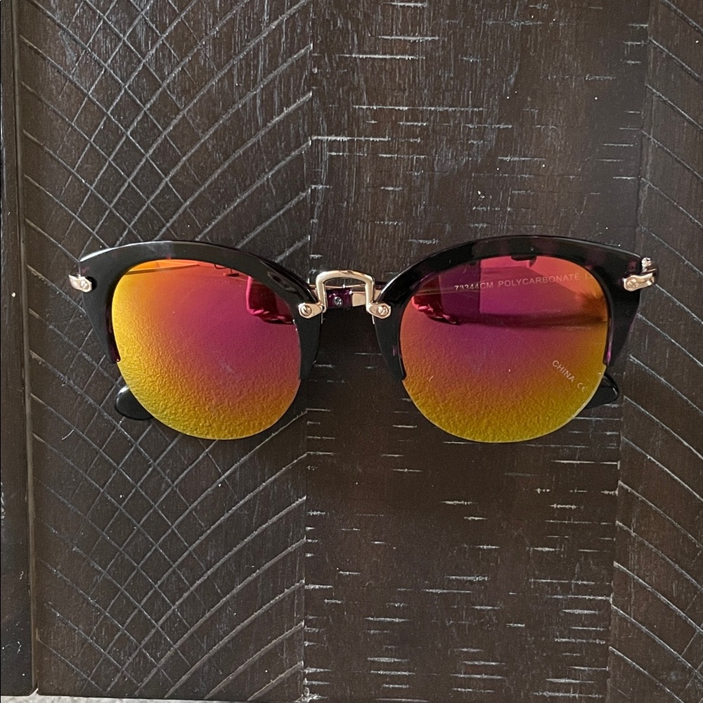 Chic Sunglasses with dark Purple tortoise Frames